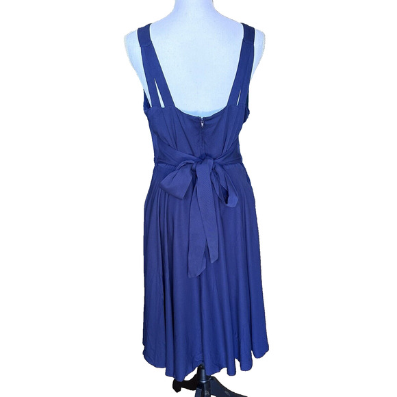 Modcloth sz L Sleeveless Dress V-neck Fit and Flare Blue Back Zip‎ and Bow - EUC - Picture 2 of 8